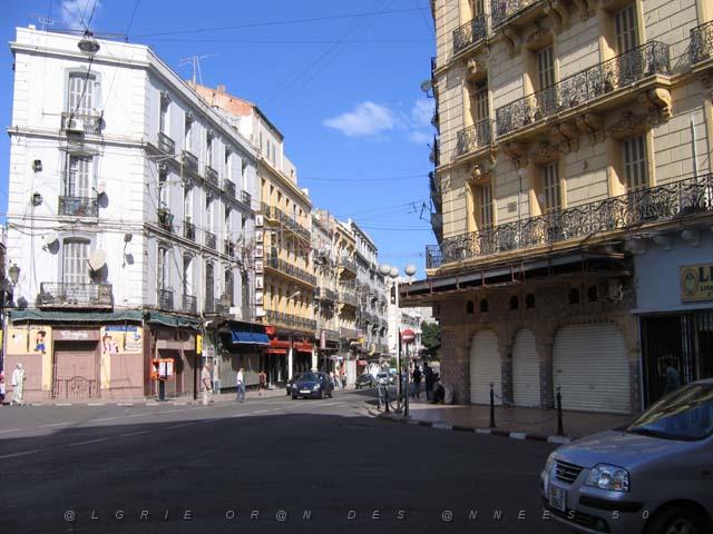 VOYAGE ORAN SEPTEMBRE 2006 318 15 sept. 06 -matin - BD CLEMENCEAU VERS LA MAIRIE.JPG